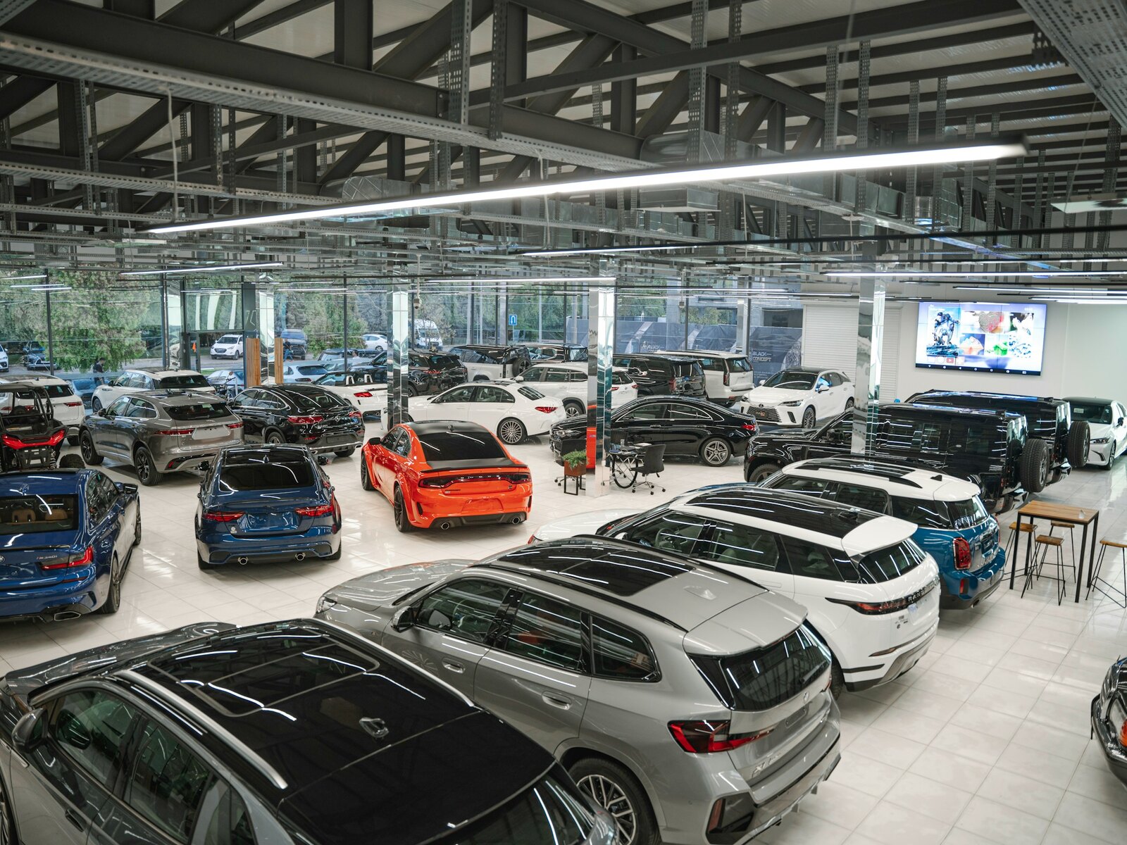 Sala esposizione con auto di marche diverse