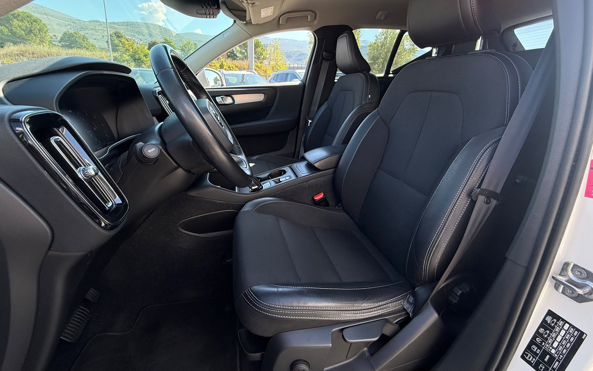 Volvo XC40 — foto 8